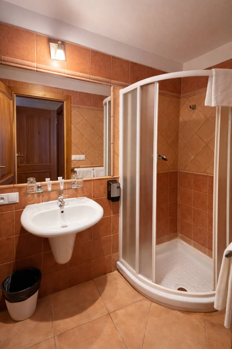 Postel v pokoji Economy hotel Špindlerova Bouda