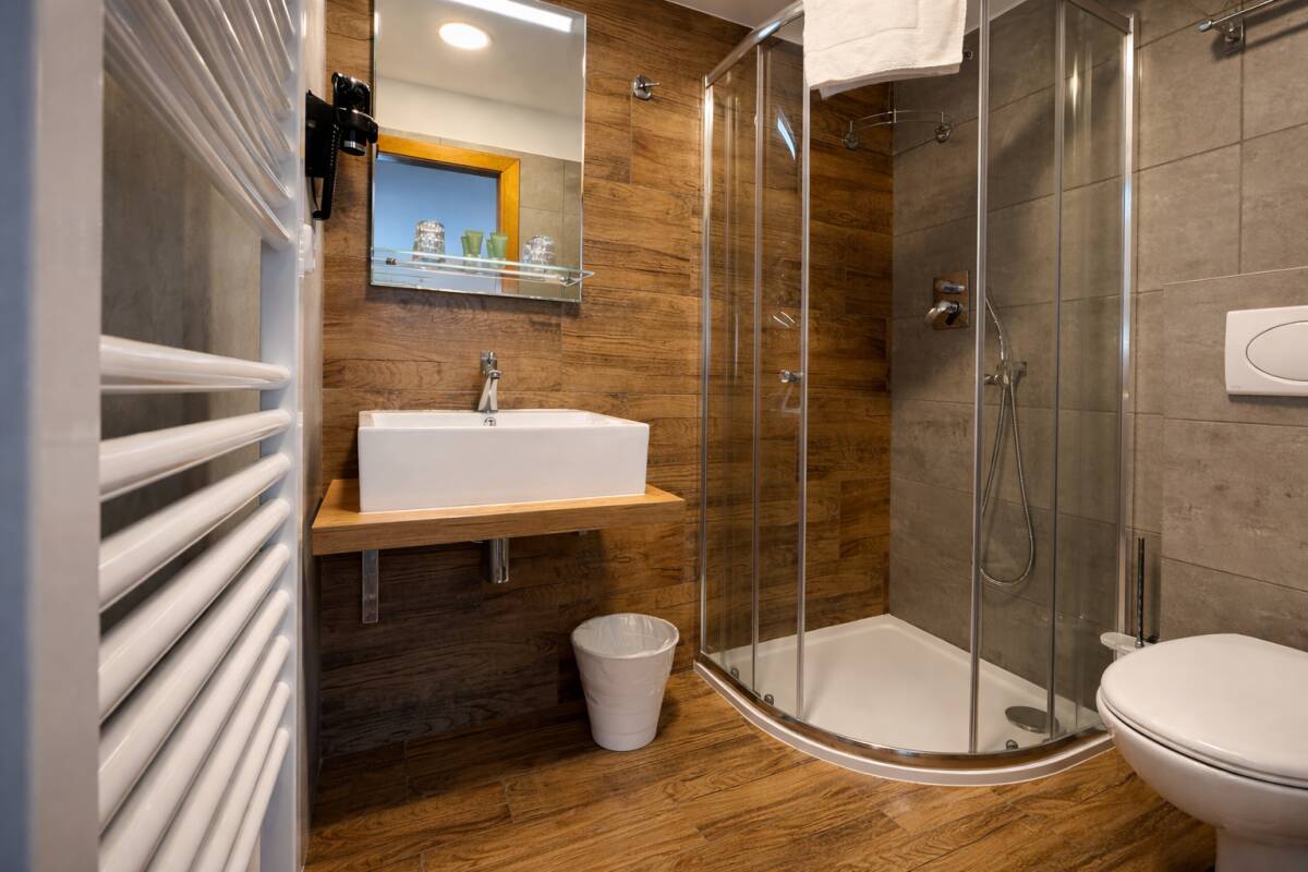 Příklad koupelny se sprchou