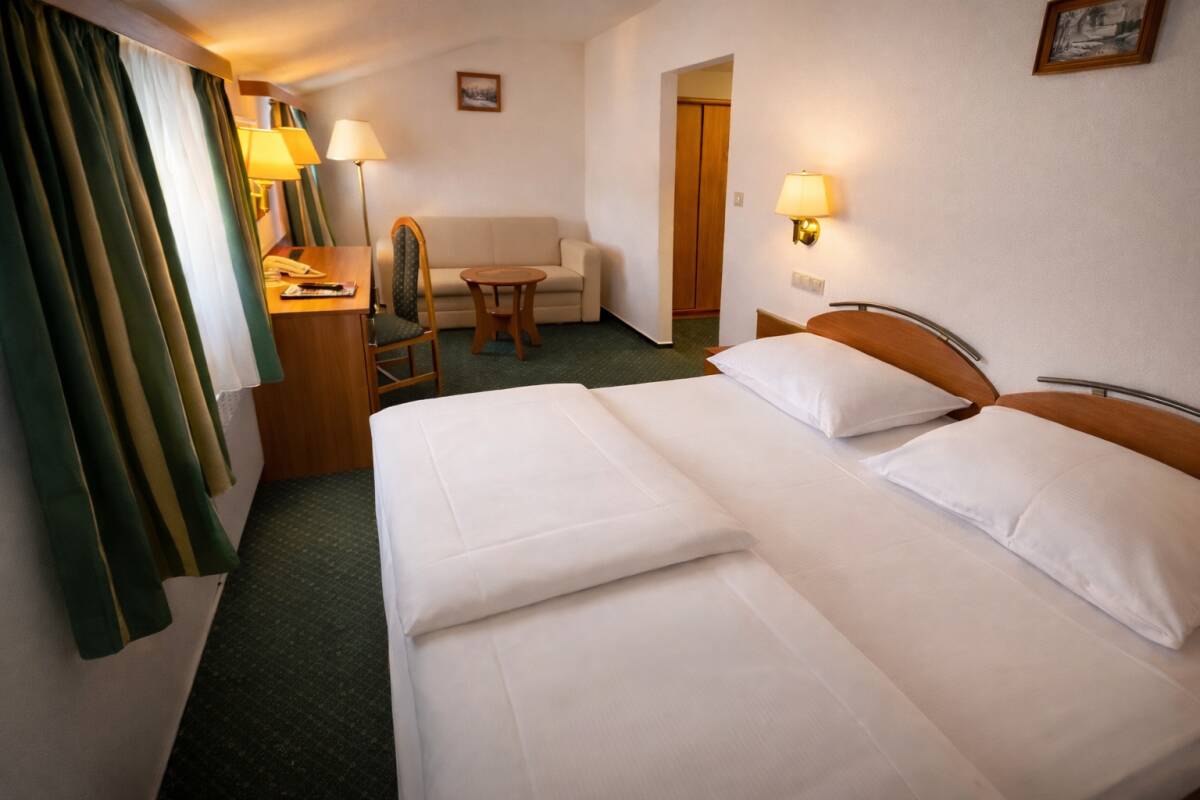 Dvoulůžkový pokoj s přistýlkou Standard - hlavní budova